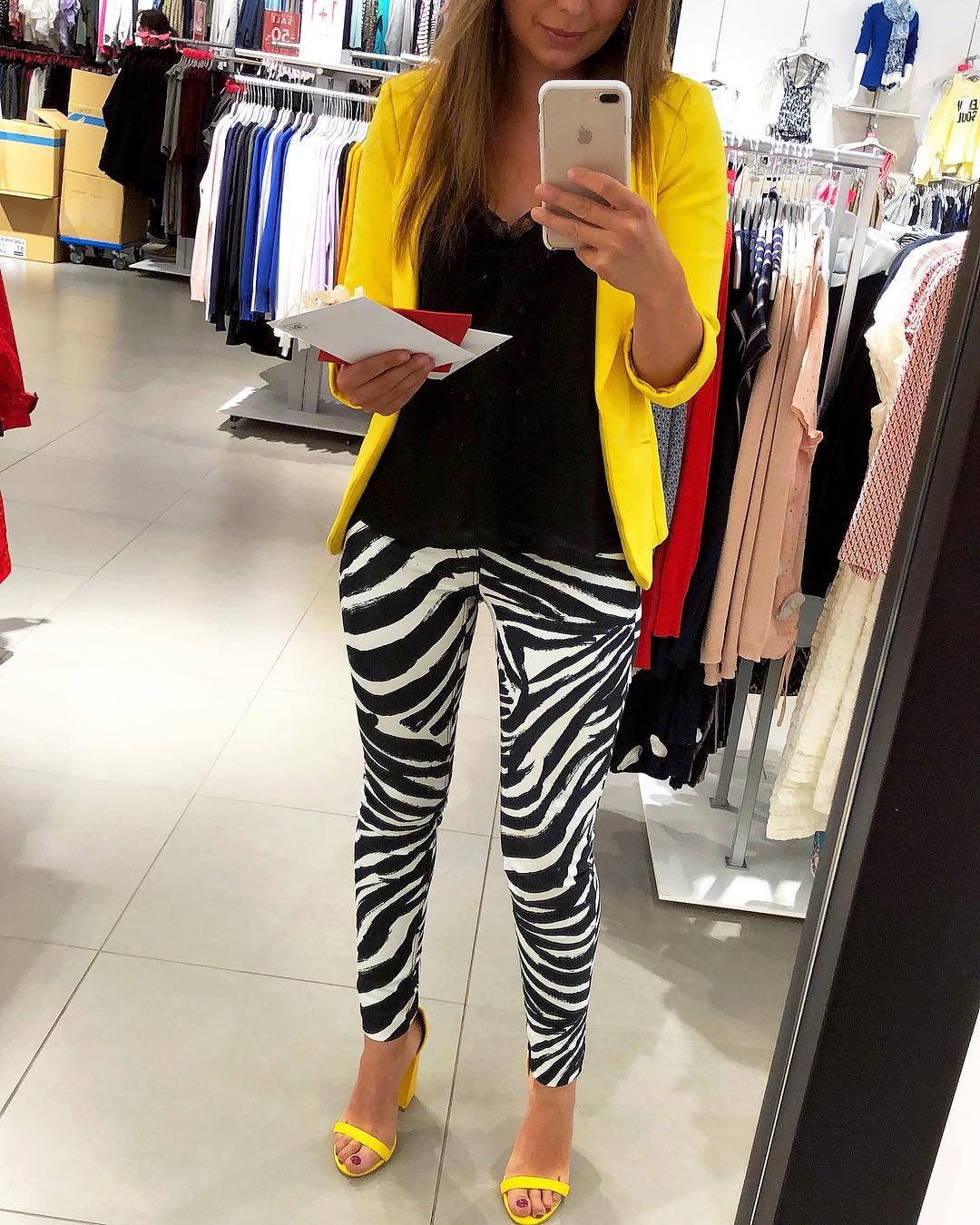 top noir emma de Les Bourgeoises sur fashionistastyling sur SCANDALOOK