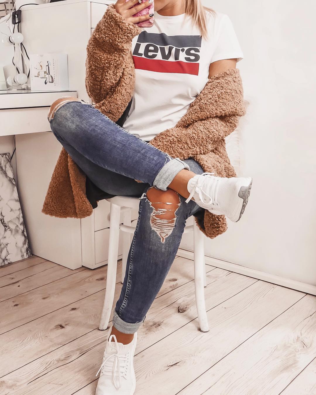 white girls levis t-shirt de Les Bourgeoises sur stylebymika sur SCANDALOOK