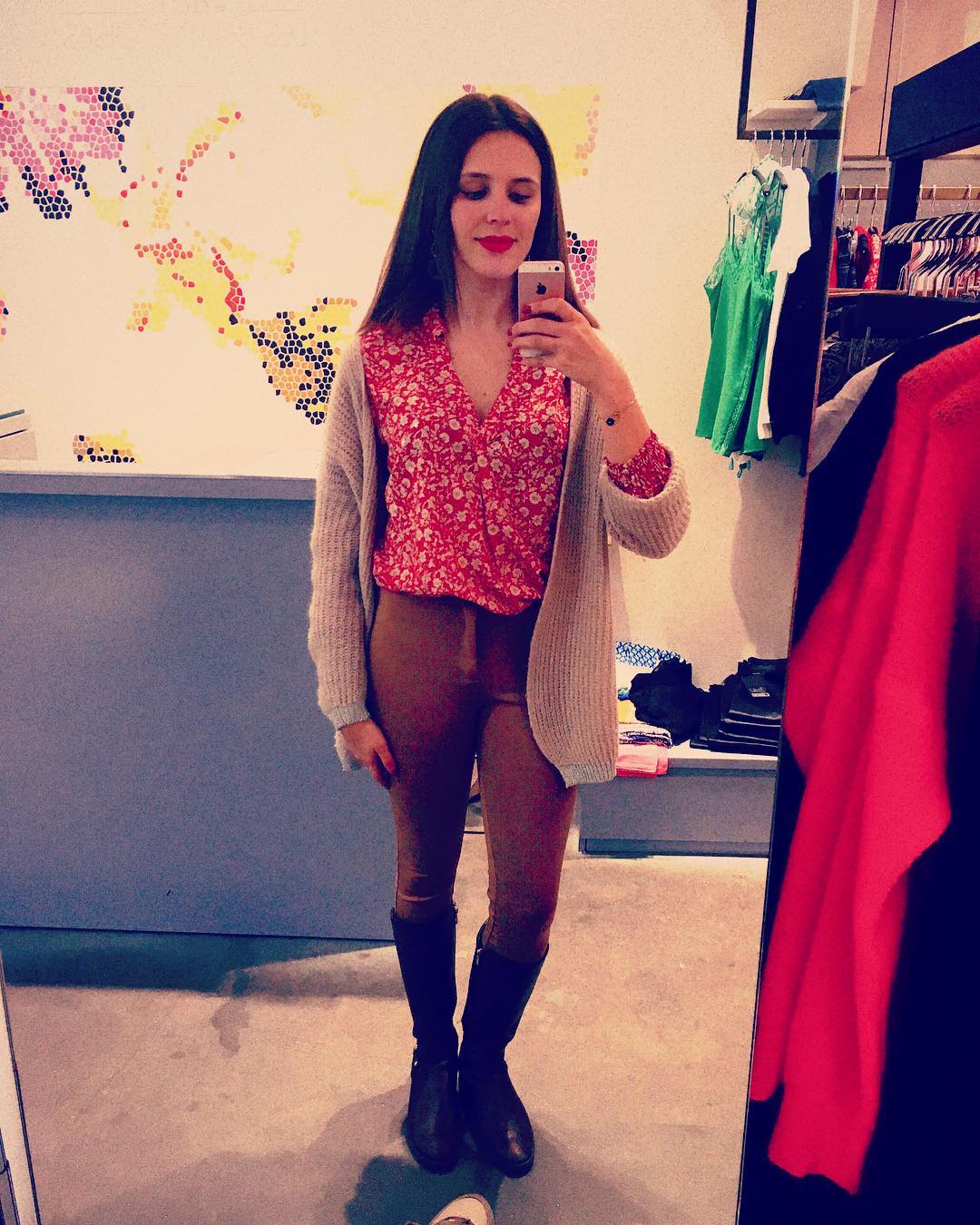 red blouse with ruffles de Les Bourgeoises sur mathildedecante sur SCANDALOOK