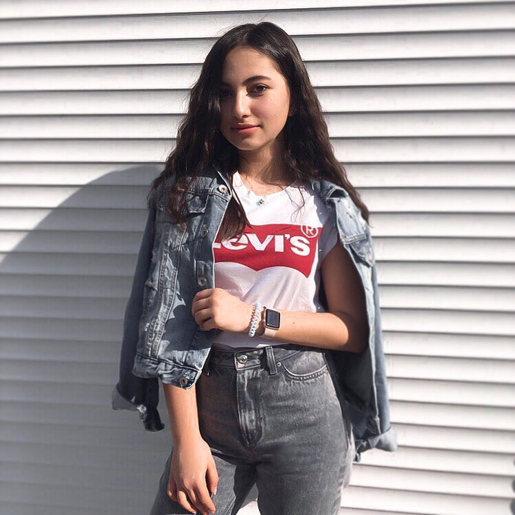 white levis t-shirt de Les Bourgeoises sur s_kolodiazhnaya sur SCANDALOOK