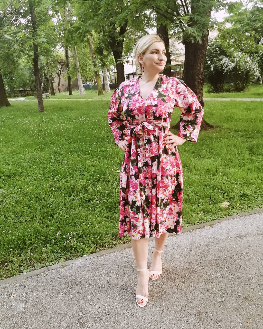 printed dress with belt de Zara sur aida_n_s sur SCANDALOOK